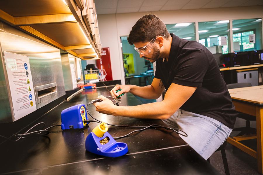 Henrique Henriques, 他在澳门威尼斯人网址(Doane University)完成工程学士学位, 修复了夏季研究项目中无线电天线上的焊料.